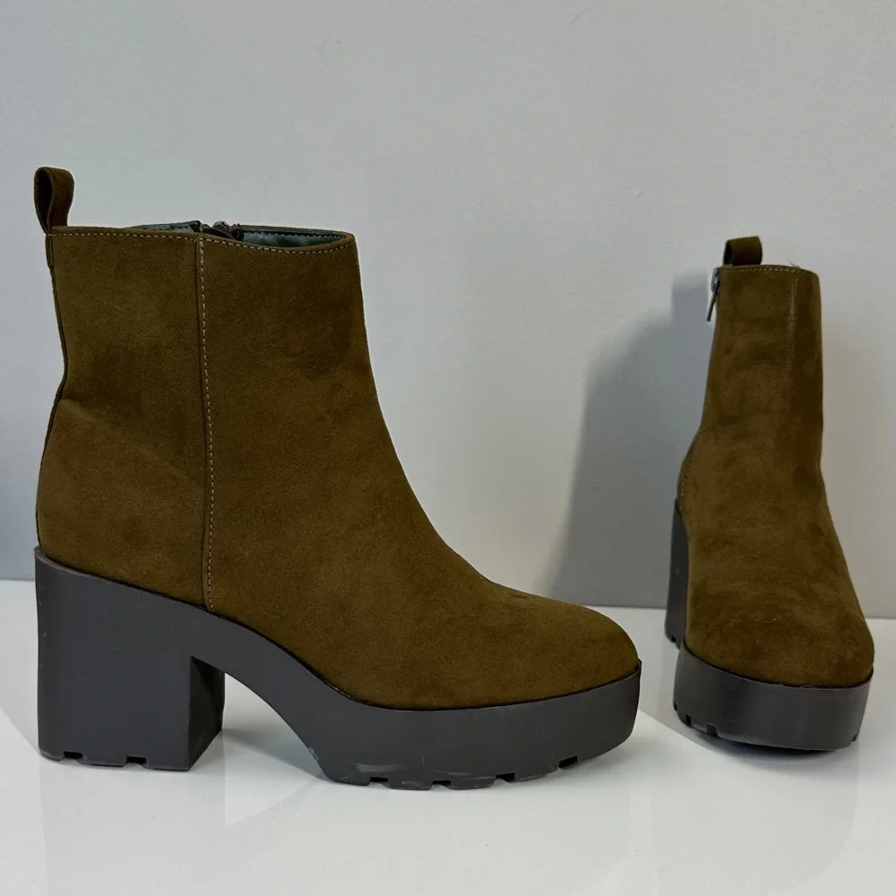 Journee Collection Cassidy‎ Lug Sole Faux Suede Booties Size 8